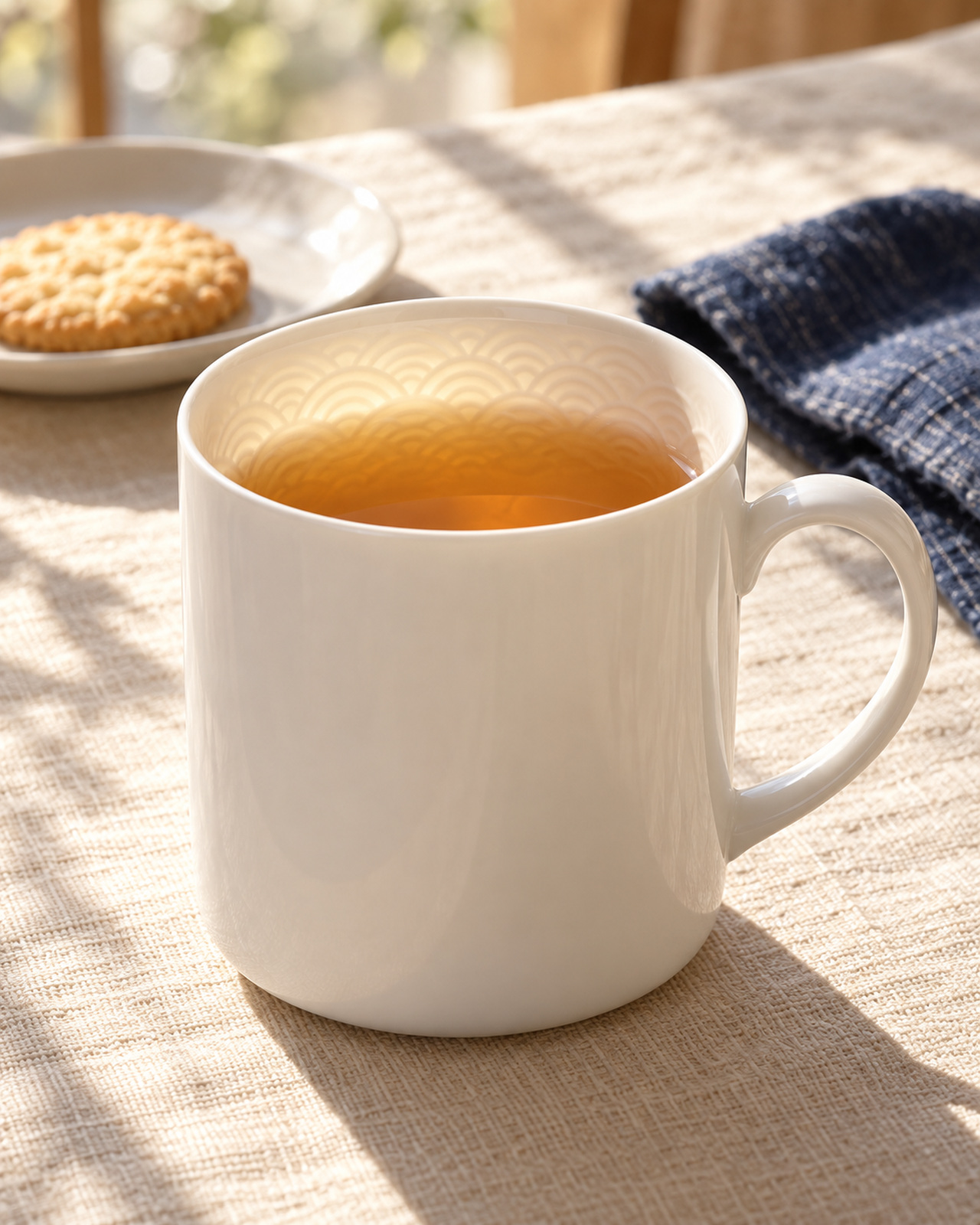 午後の紅茶を注いだ白磁マグ